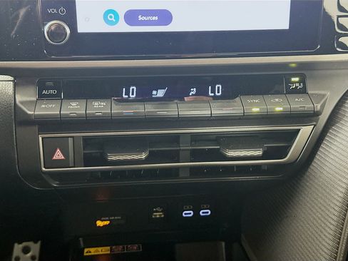 Used 2025 Toyota Camry SE image 22