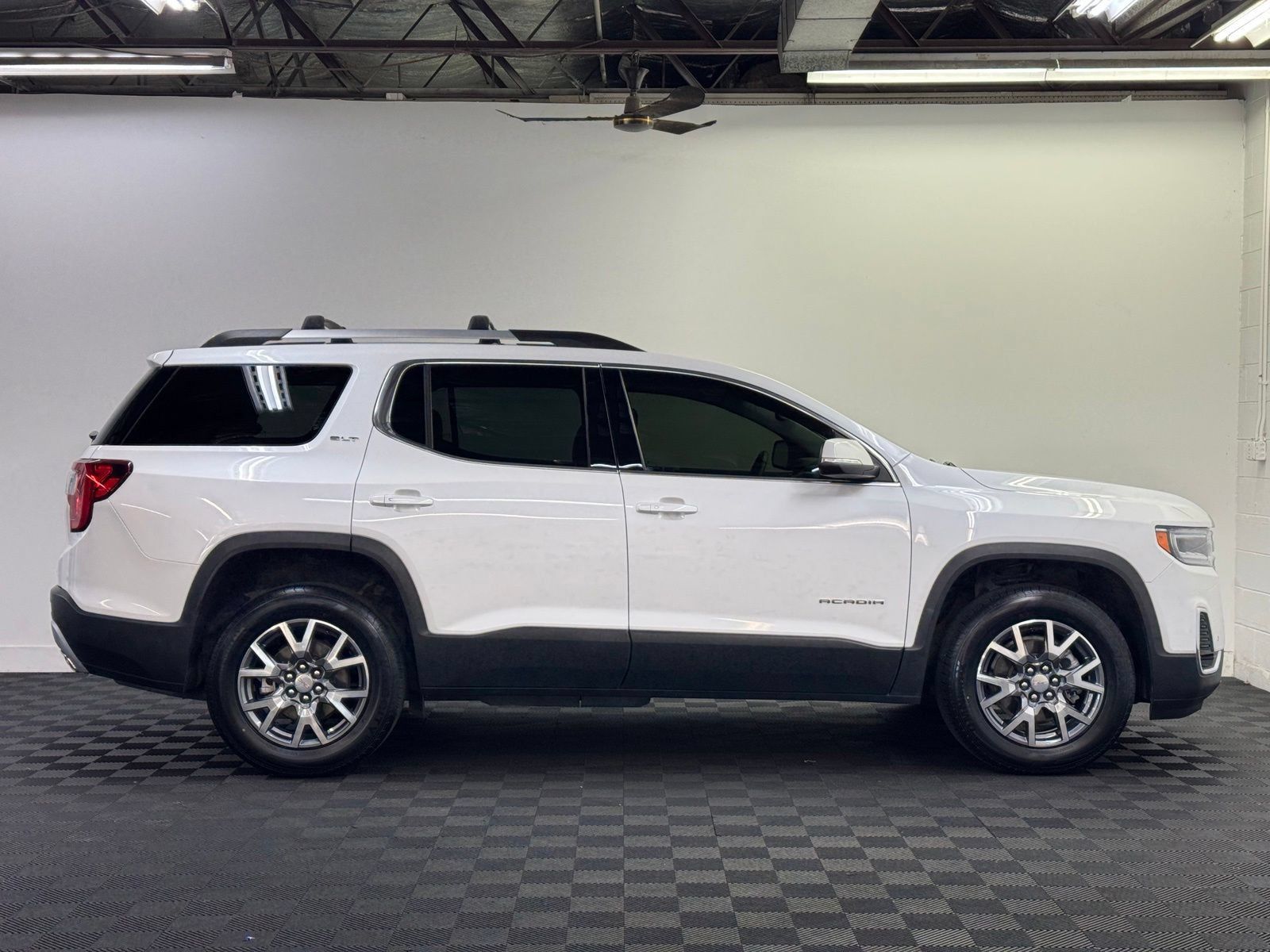 Used 2023 GMC Acadia SLT w/ Preferred Package AWD/4WD image 4