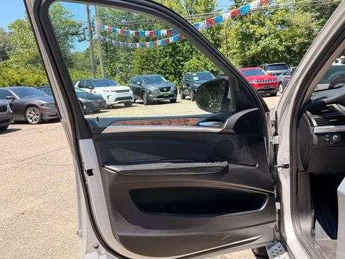 Used 2013 BMW X5 xDrive50i w/ Premium Pkg AWD/4WD image 19