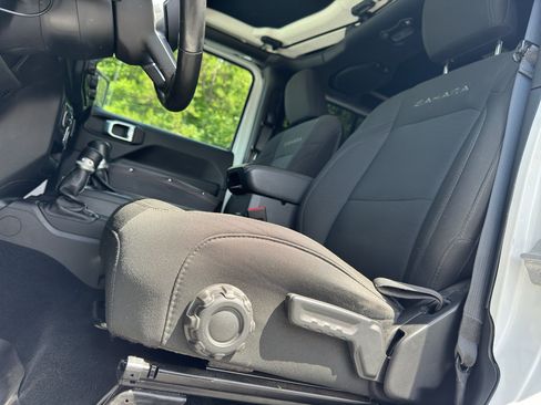 Used 2019 Jeep Wrangler Unlimited Sahara w/ Cold Weather Group AWD/4WD image 31
