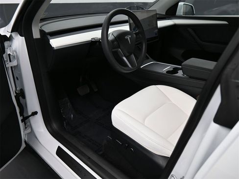 Used 2023 Tesla Model Y Long Range image 2