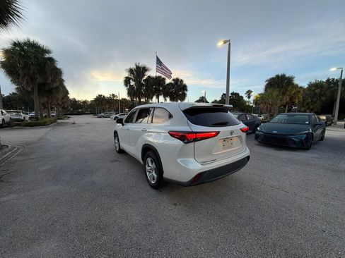 Used 2023 Toyota Highlander L FWD image 3