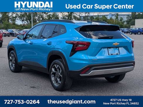 Used 2025 Chevrolet Trax LT FWD image 3