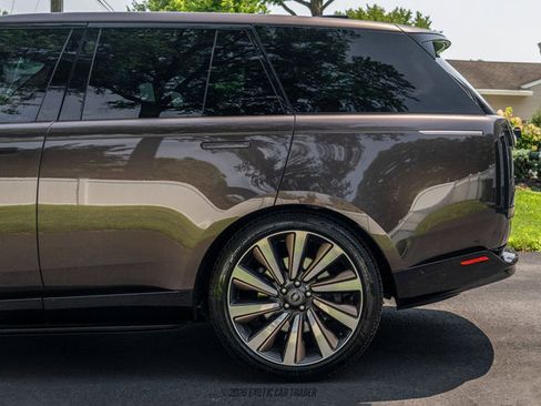 Used 2025 Land Rover Range Rover SV AWD/4WD image 5