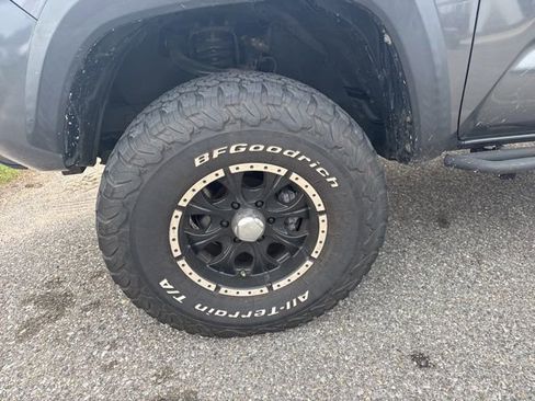 Used 2017 Toyota Tacoma TRD Off-Road w/ Premium & Technology Package image 9