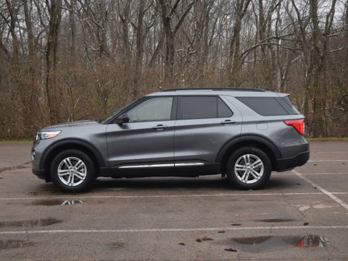 Used 2022 Ford Explorer XLT w/ Equipment Group 202A image 25