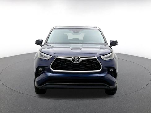 Used 2025 Toyota Highlander LE FWD image 2