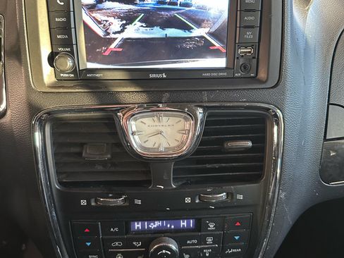 Used 2016 Chrysler Town & Country Touring w/ Driver Convenience Group image 18