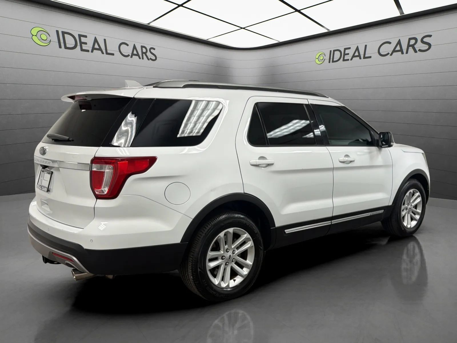 Used 2017 Ford Explorer XLT w/ Equipment Group 202A FWD image 5