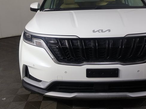 Used 2023 Kia Carnival EX image 13