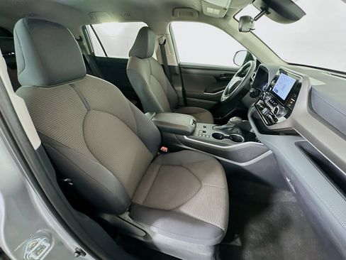 Used 2025 Toyota Highlander LE image 31