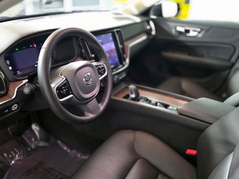 Used 2025 Volvo V60 B5 Cross Country Plus image 16