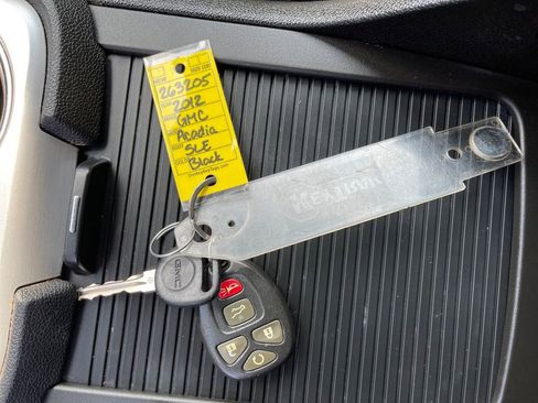 Used 2012 GMC Acadia SLE image 29