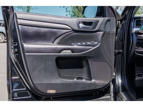 Used 2019 Toyota Highlander SE w/ Nightshade Edition AWD/4WD image 21