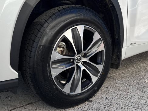 Used 2023 Toyota Highlander XLE image 12