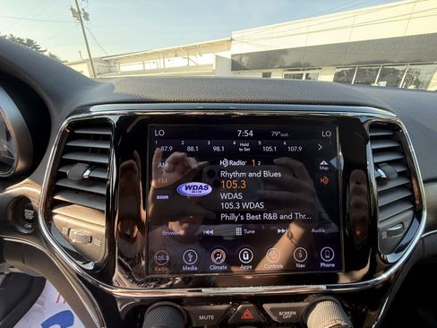 Used 2019 Jeep Grand Cherokee Limited w/ Luxury Group II AWD/4WD image 11
