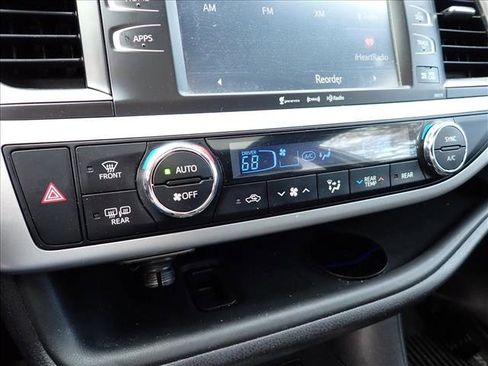 Used 2018 Toyota Highlander SE image 23