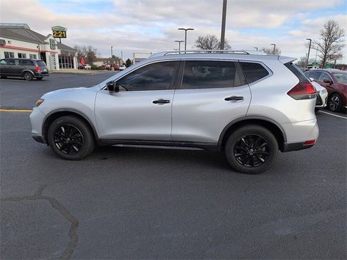 Used 2018 Nissan Rogue SV image 4