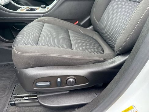 Used 2022 GMC Acadia SLE w/ Driver Convenience Package image 11