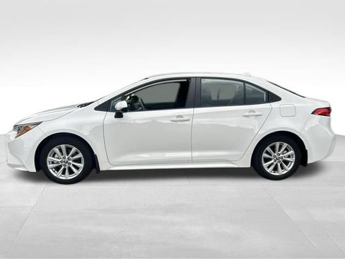 Used 2023 Toyota Corolla LE w/ LE Convenience Package FWD image 2