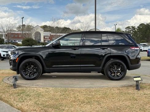 Used 2024 Jeep Grand Cherokee Altitude image 4