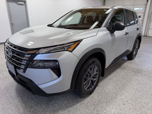 Used 2024 Nissan Rogue S FWD image 2