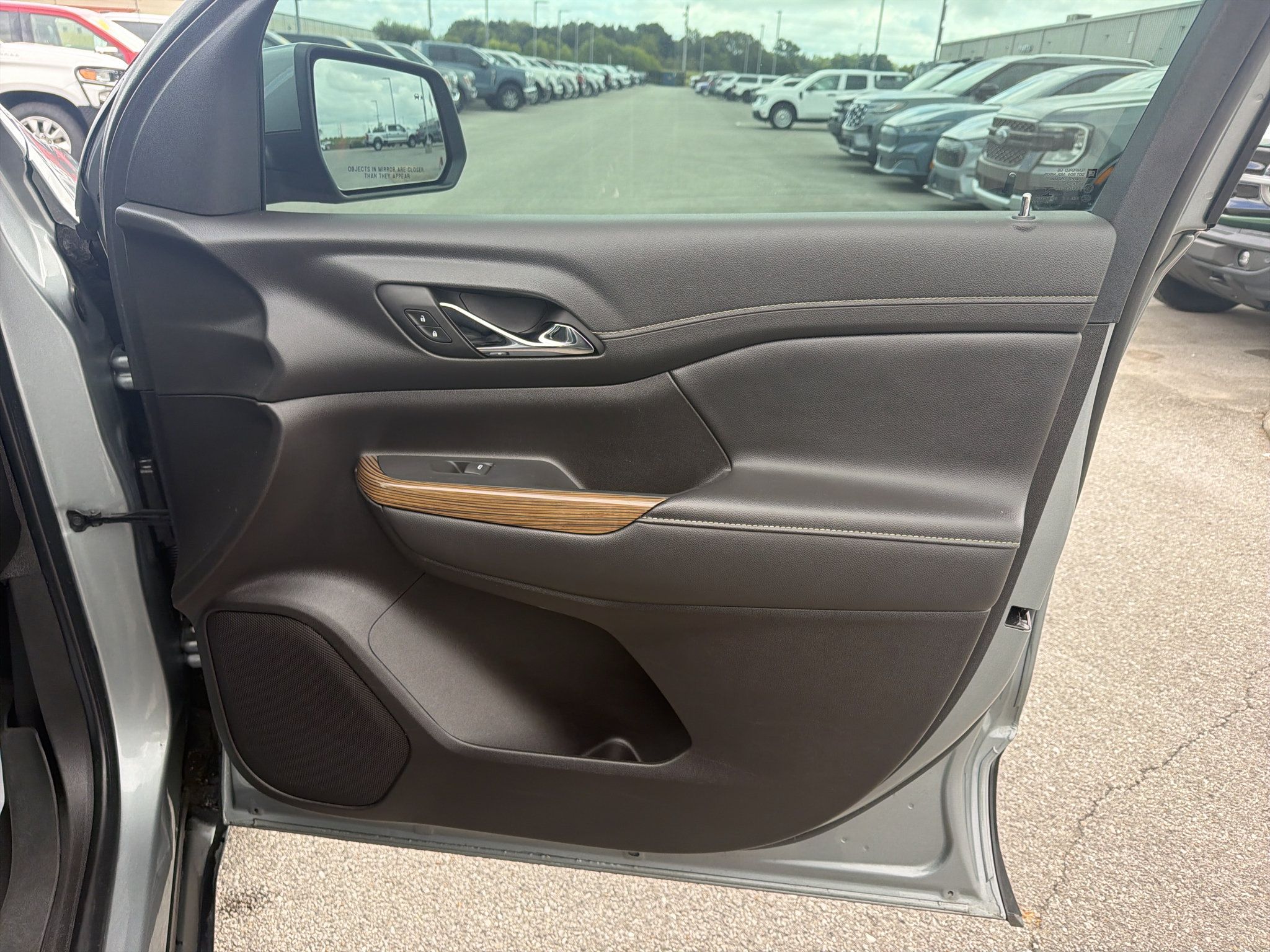 Used 2023 GMC Acadia SLE w/ Driver Convenience Package FWD image 19