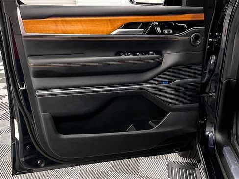 Used 2025 Jeep Grand Wagoneer L Series III w/ Rear-Seat Entertainment Group AWD/4WD image 20