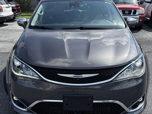 Used 2018 Chrysler Pacifica Limited w/ Advanced Safetytec Group FWD image 2