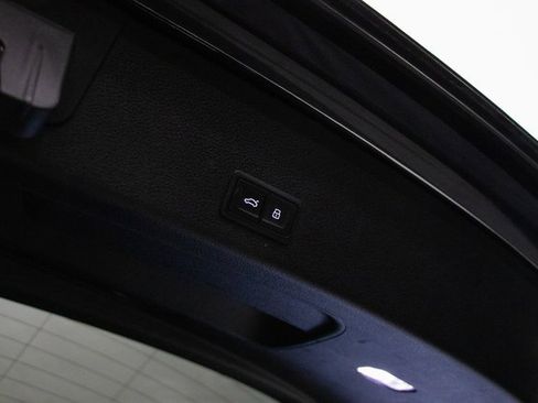 Used 2022 Audi e-tron Premium Plus w/ Premium Plus Package image 21