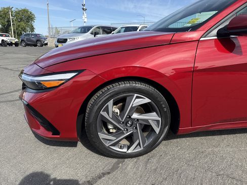 Used 2025 Hyundai Elantra SEL FWD image 9