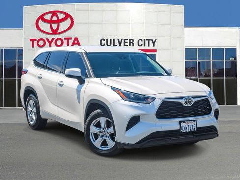Used 2021 Toyota Highlander L FWD image 1