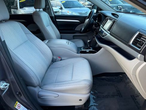 Used 2016 Toyota Highlander LE image 25