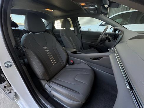 Used 2025 Hyundai Elantra SEL FWD image 38