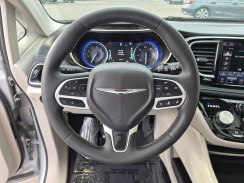 Used 2024 Chrysler Pacifica Limited FWD image 20