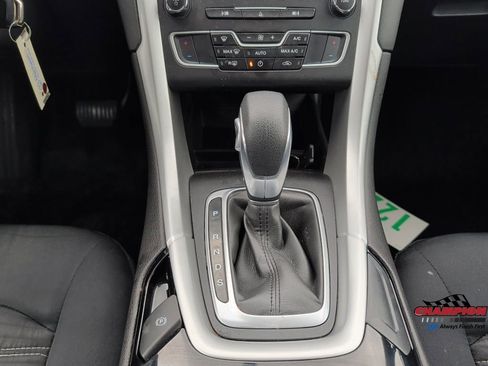 Used 2016 Ford Fusion SE FWD image 19