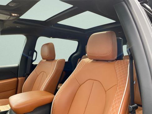 Used 2025 Chrysler Pacifica Pinnacle FWD image 2