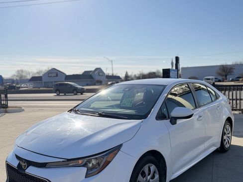Used 2020 Toyota Corolla LE FWD image 3