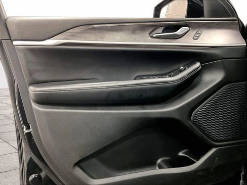 Used 2023 Jeep Grand Cherokee Limited image 22