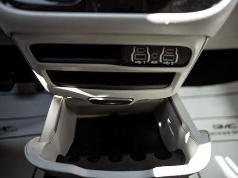 Used 2024 Chrysler Pacifica Touring-L image 25