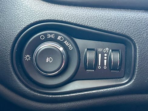 Used 2015 Jeep Renegade Latitude w/ Popular Equipment Group FWD image 19