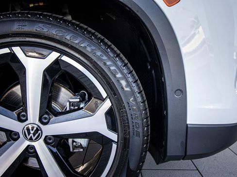 Certified 2025 Volkswagen Tiguan SE image 5