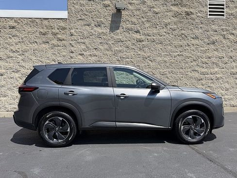 Used 2024 Nissan Rogue SV AWD/4WD image 2