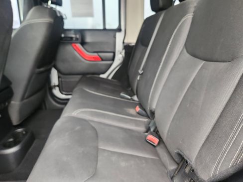 Used 2016 Jeep Wrangler Unlimited Sahara image 18