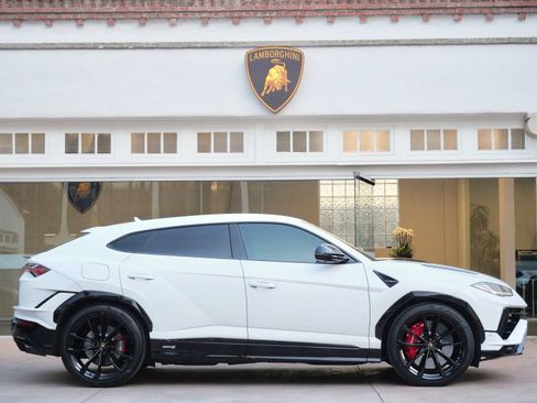 Used 2023 Lamborghini Urus S image 2