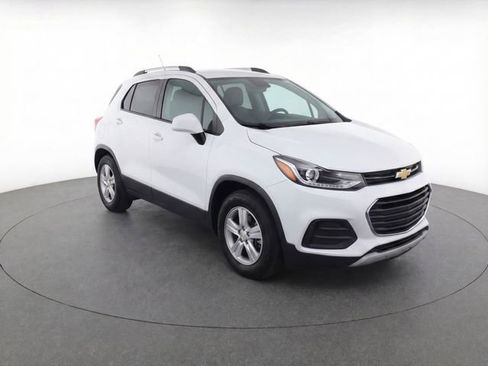 Certified 2022 Chevrolet Trax LT w/ LT Convenience Package image 2