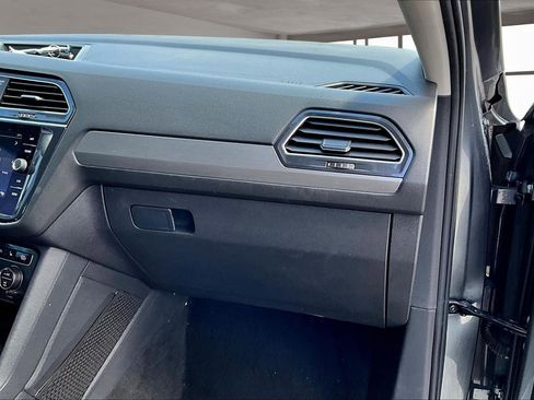 Used 2021 Volkswagen Tiguan SE image 17