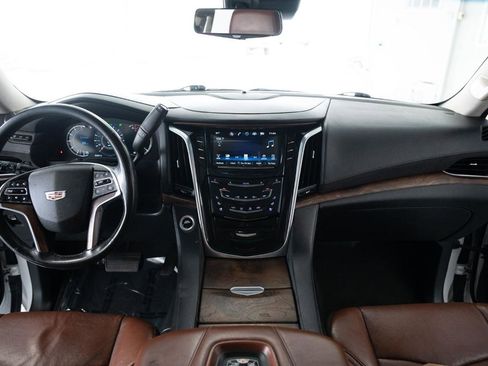 Used 2020 Cadillac Escalade ESV Premium Luxury image 17