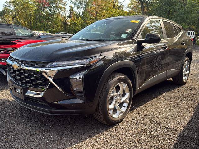 Used 2024 Chevrolet Trax LS w/ LS Convenience Package FWD image 2
