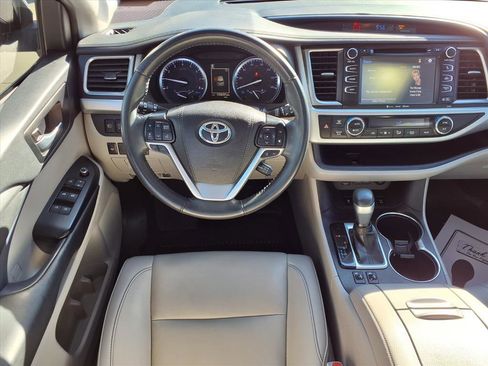 Used 2019 Toyota Highlander XLE image 3